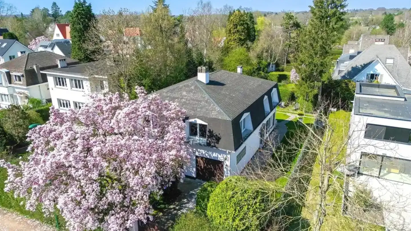 Charming 5 Bedroom House with Garden in Sint-Genesius-Rode - Image 1
