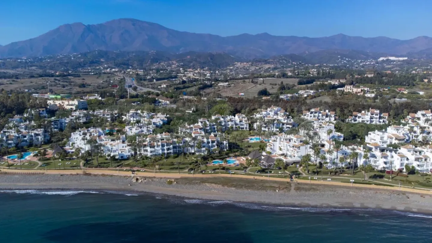First-Line Beach Penthouse with Stunning Sea Views in Estepona - Image 4