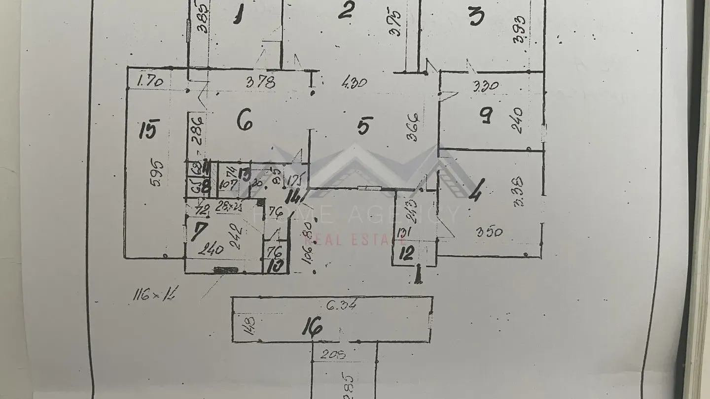 Spacious 3-Bedroom Apartment in Bucharest's Historic Evreiesc District - Image 4