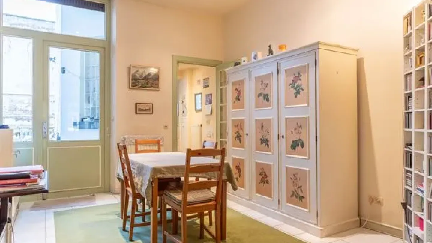 Charming 1-Bedroom Apartment with Terrace in Saint-Gilles, Belgium - Image 3