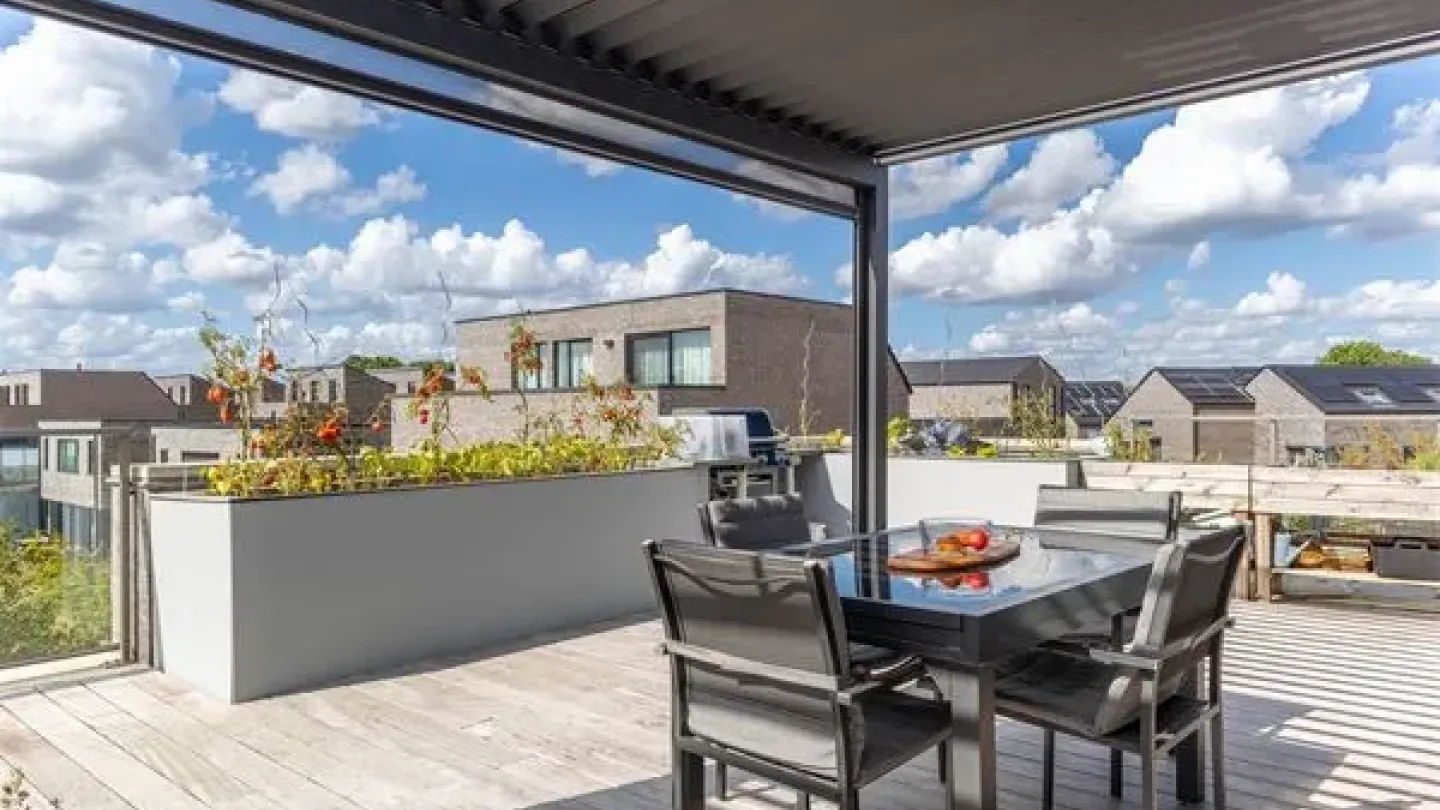 Spectacular Canal-Side Penthouse: 3 Min to Station, Stunning Views - Image 1