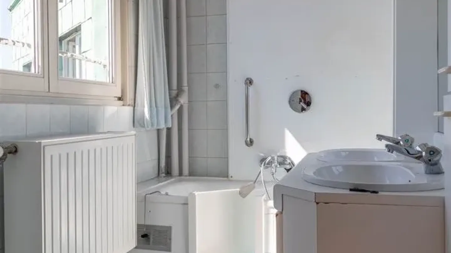 Top Floor Apartment with Stunning Views in Forest – 3 Bedrooms - Image 3