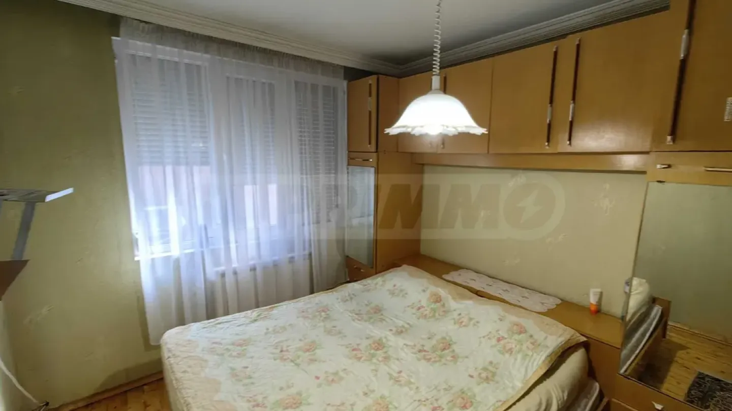 Spacious 2-Bed Apartment w/ Garage & Garden - Image 1