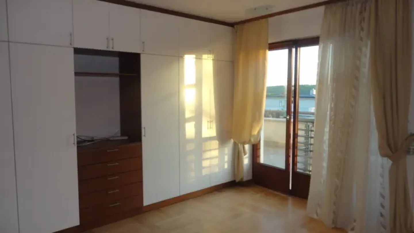 Spacious House with 5 Bedrooms Near Topčiderska Zvezda - Image 2