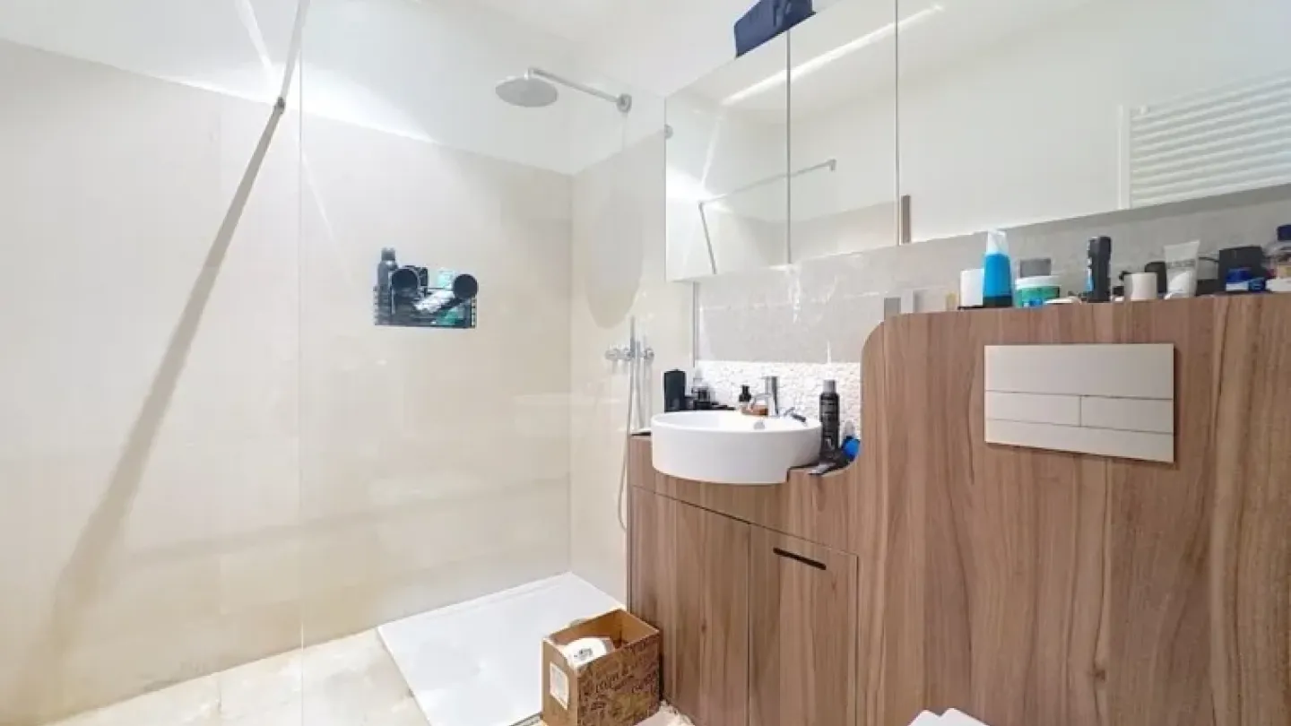 Spacious Apartment with 2 Terraces in Brussels' Toison d'Or - Image 3