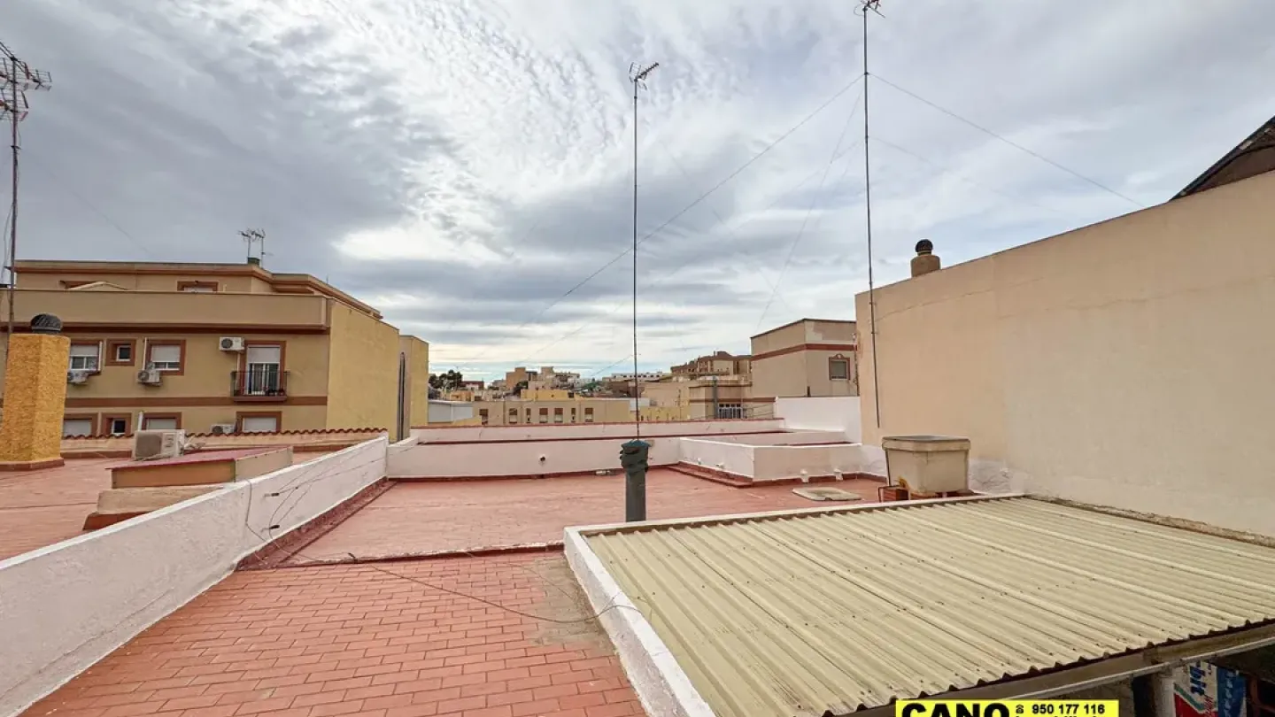 Spacious 4-Bedroom House in Viator with Porch and Garden for Sale - Image 3