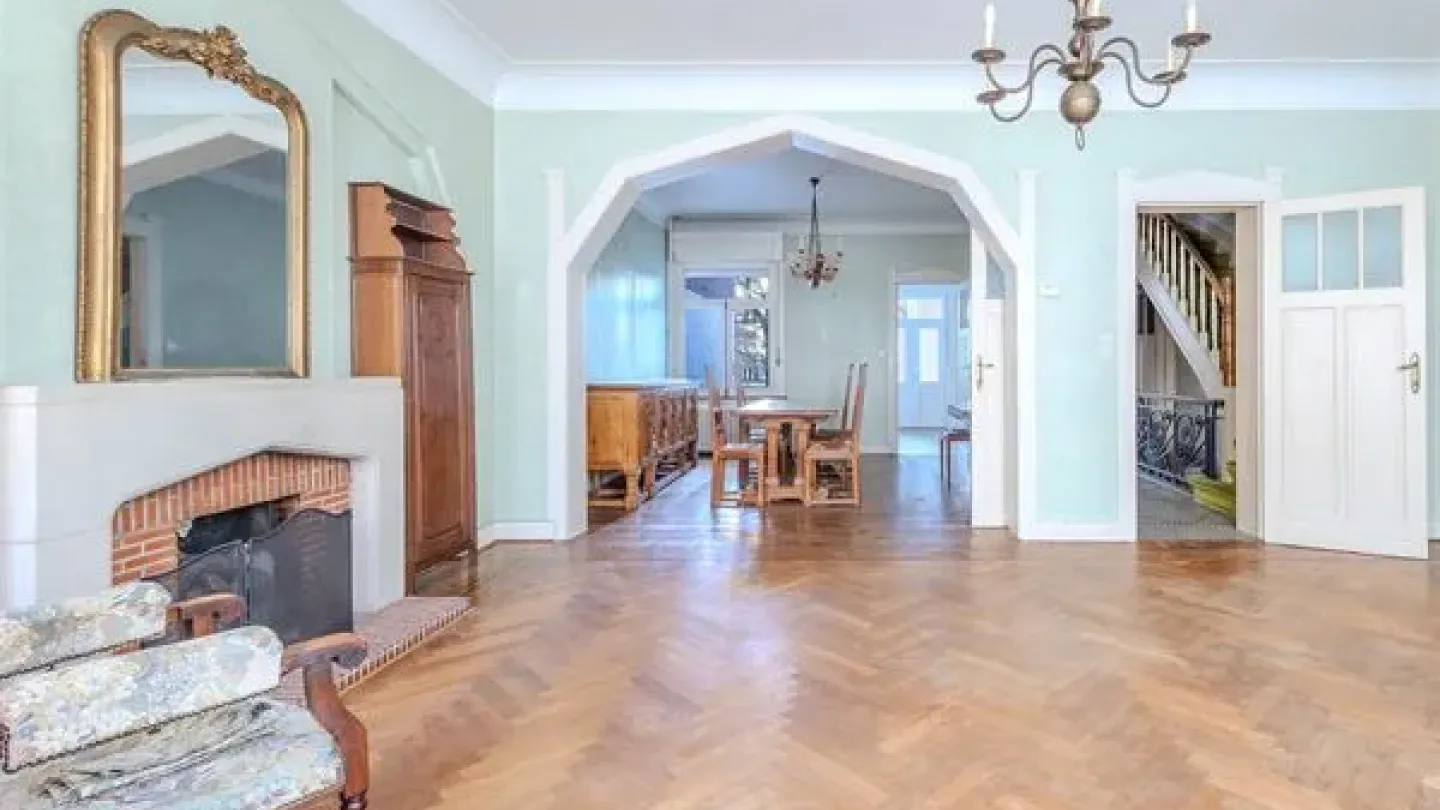 Elegant 1920s Mansion with Six Bedrooms in Etterbeek, Brussels - Image 2