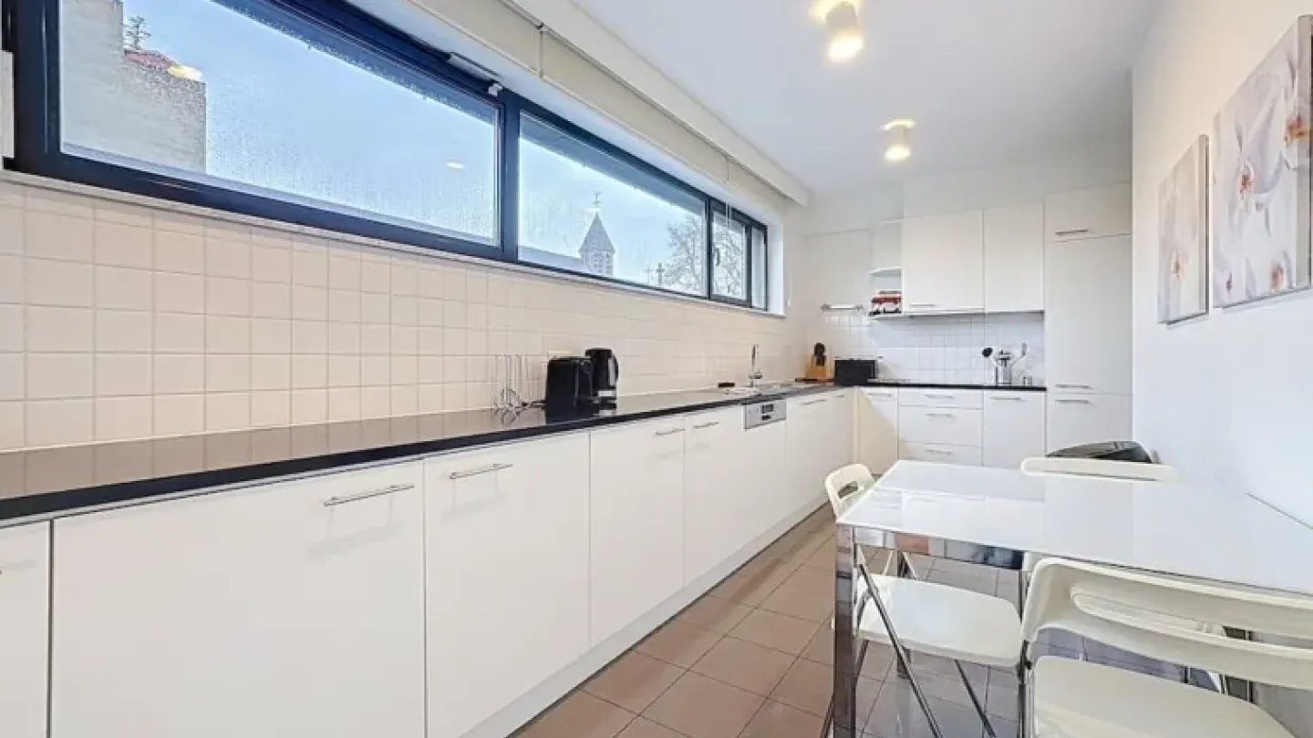 Luxurious Brussels Penthouse with Park Views – Spacious & Fully Furnished - Image 2