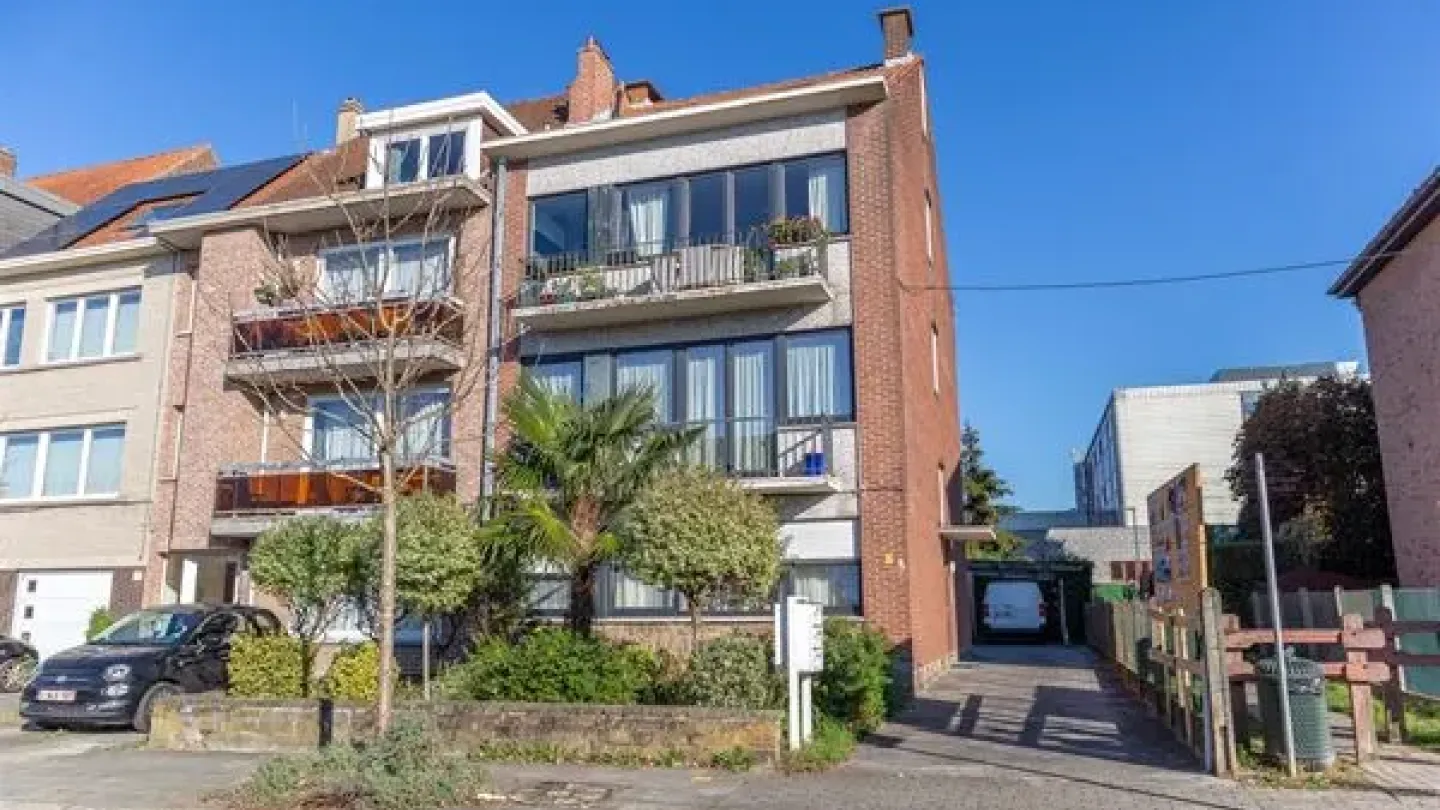 Spacious Apartment with Garage, Quiet Location Near Uccle Amenities - Image 4