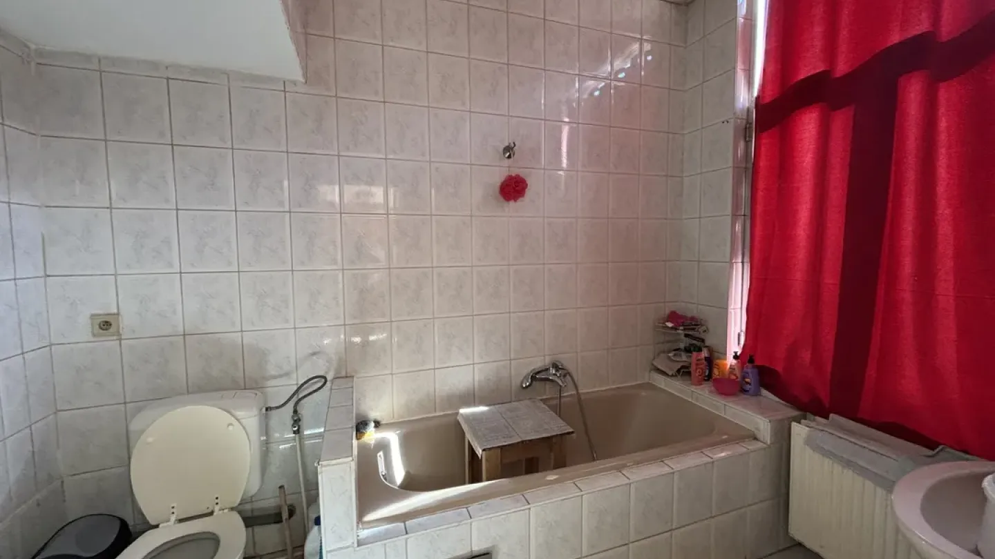 Spacious 4-Bedroom Apartment in Brussels with Historic Charm - Image 5