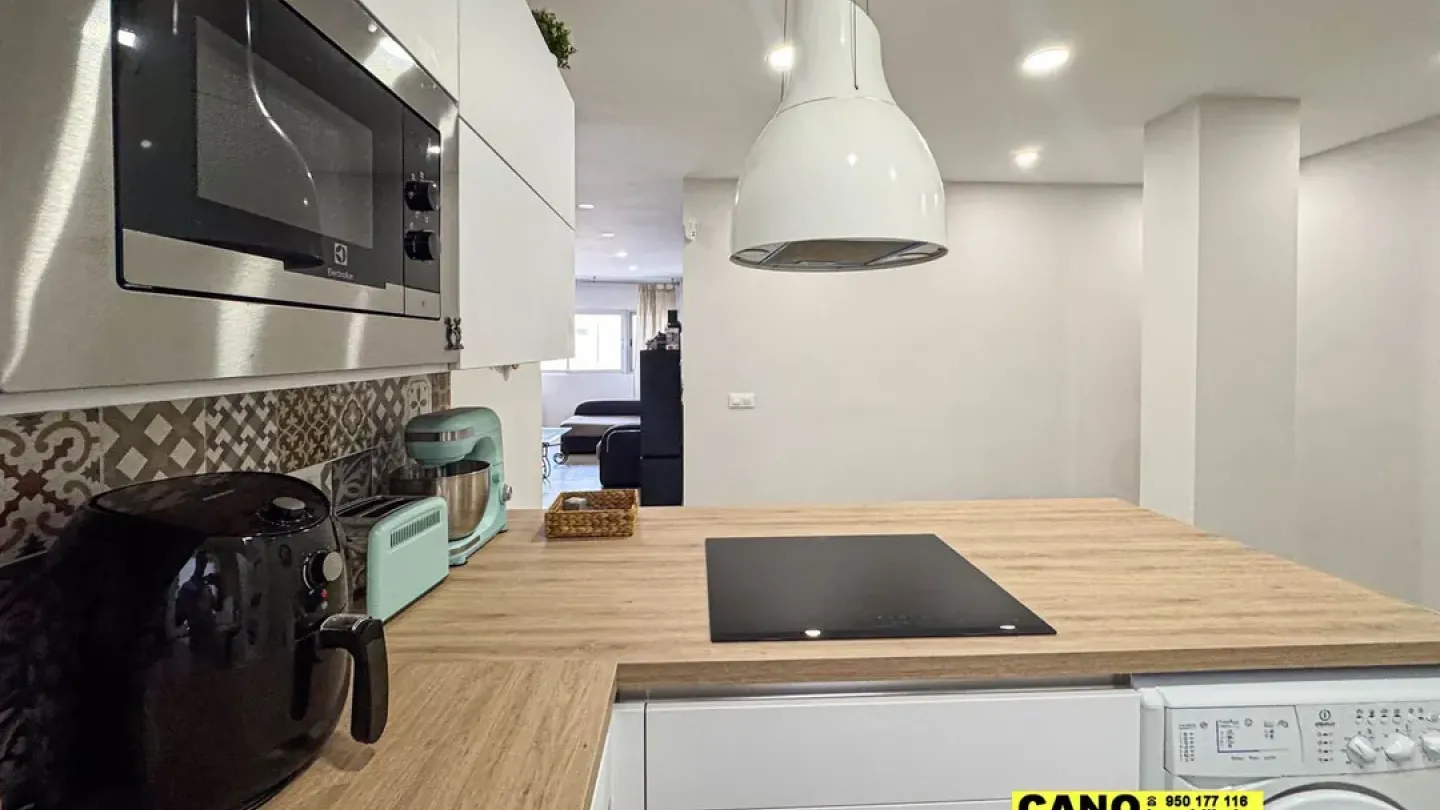 Spacious, Renovated Apartment with Stunning Sea Views in Almería - Image 1