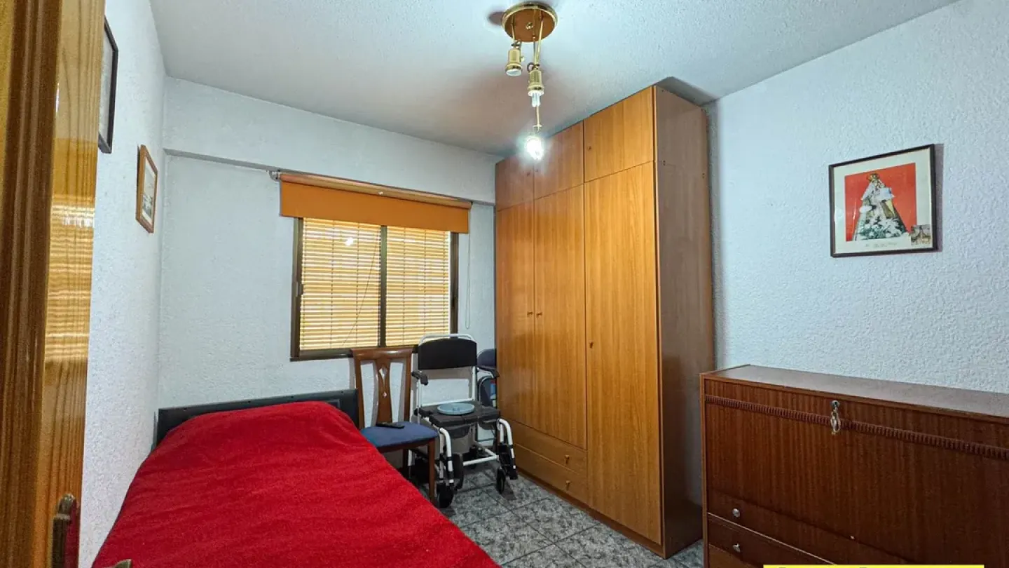 Spacious 3-Bedroom Apartment with Terrace in Viator, Spain - Image 4