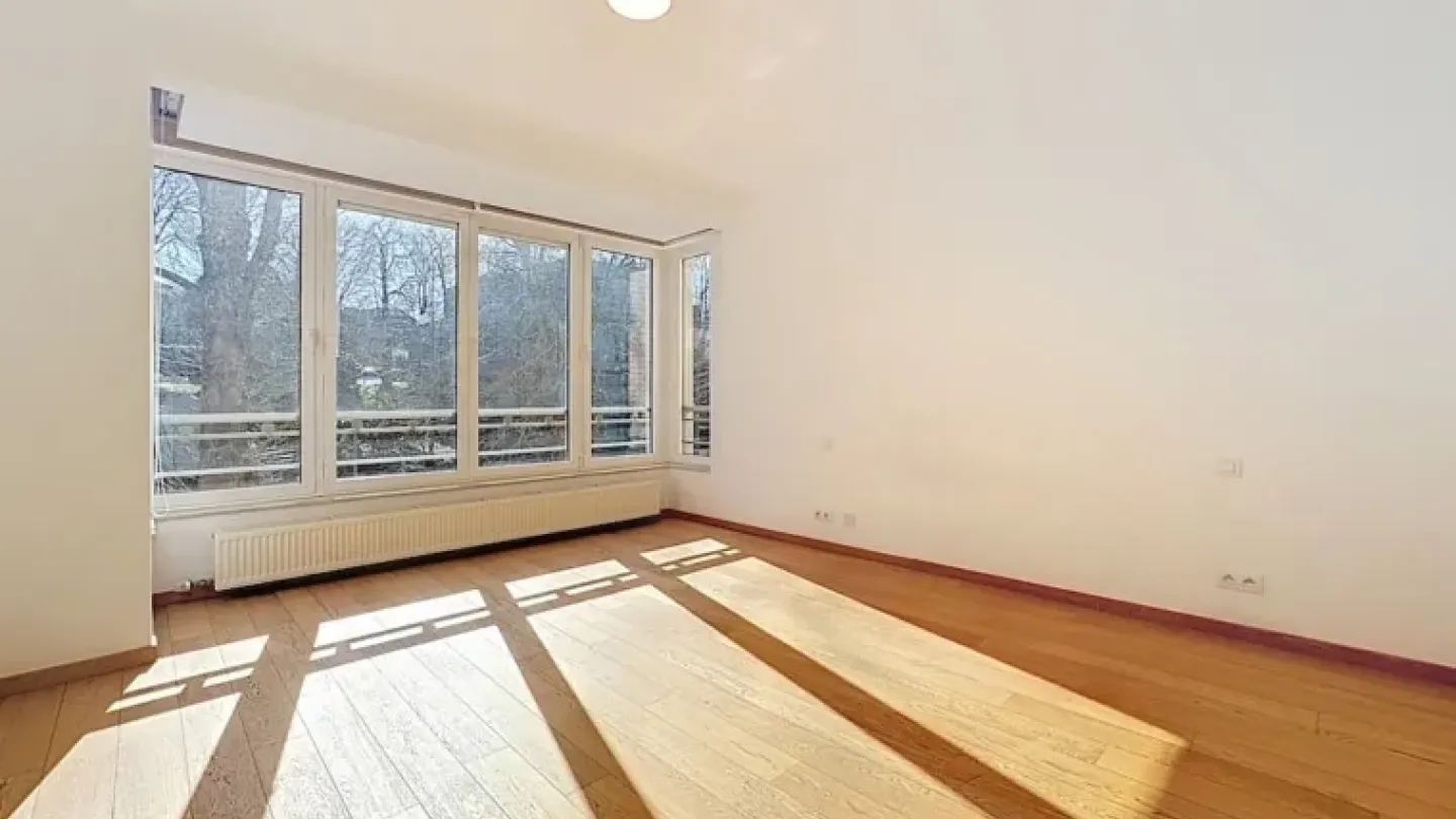 Spacious 4 Bedroom Duplex with Terrace & Parking in Brussels - Image 5