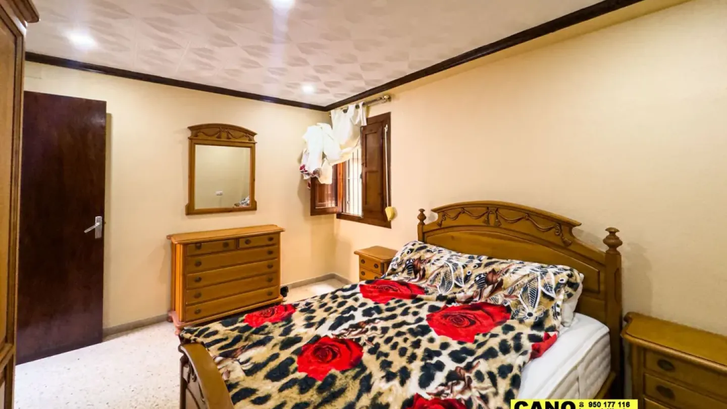 Spacious 4-Bedroom Apartment in Sunny Roquetas de Mar, Spain - Image 5