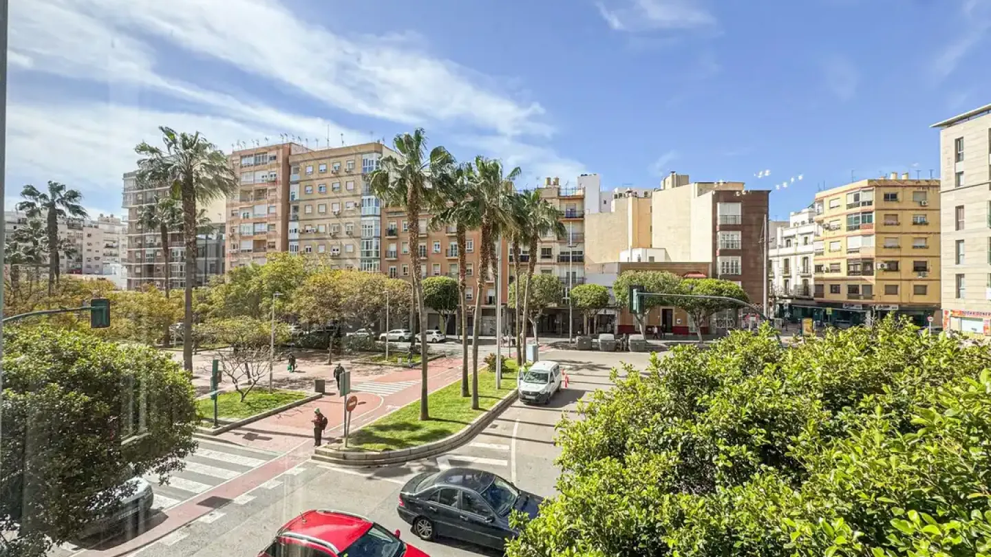 Spacious 4-Bedroom Apartment with Lift in Prime Almería Rambla Location - Image 2