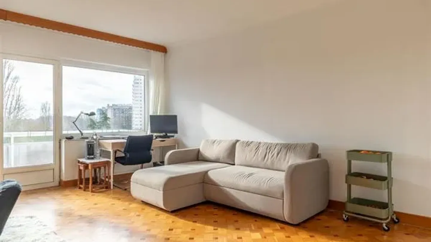 Spacious Anderlecht Apartment with Ponds Views & Garage Box - Image 5