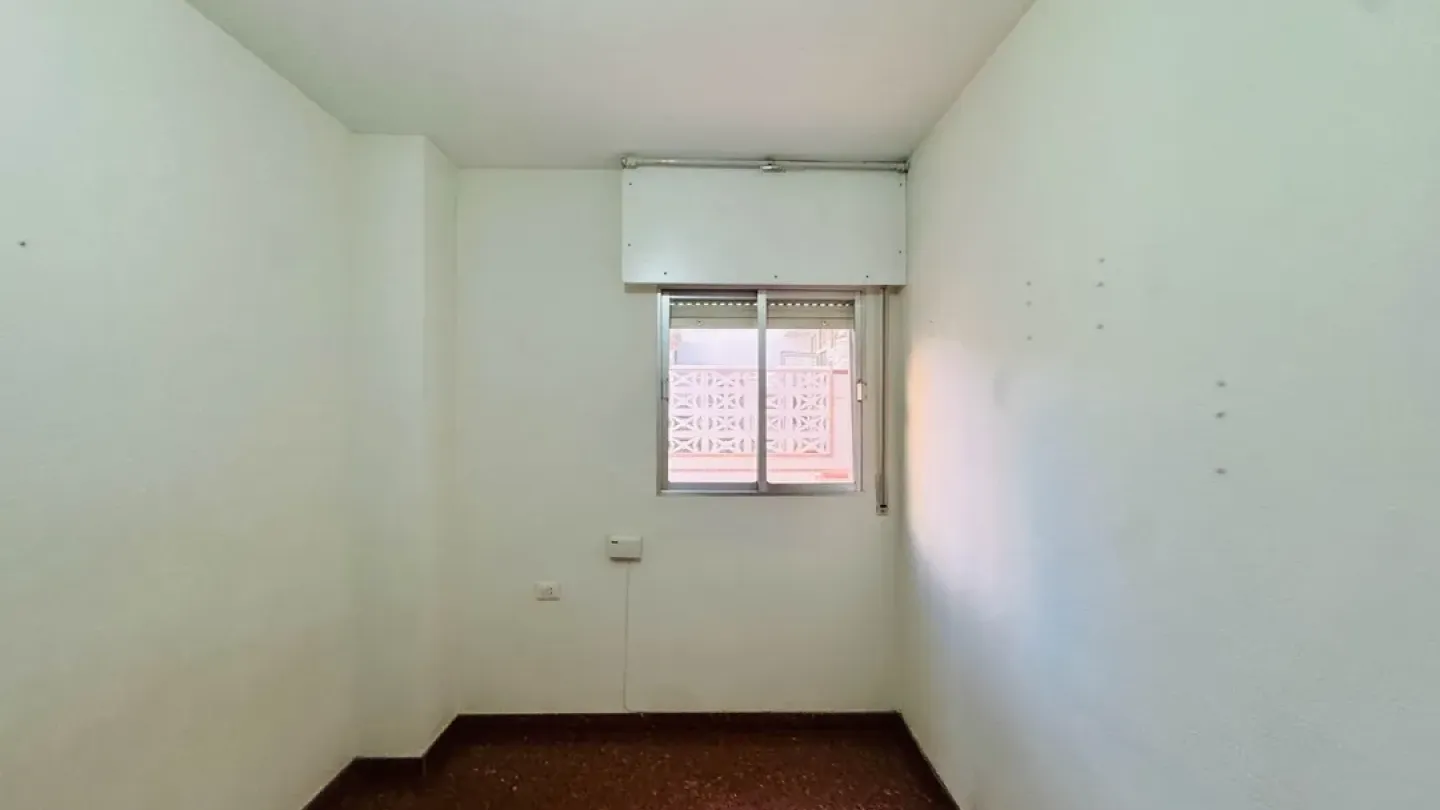 Spacious 4-Bedroom Apartment with Terrace in Almería, Spain - Image 1