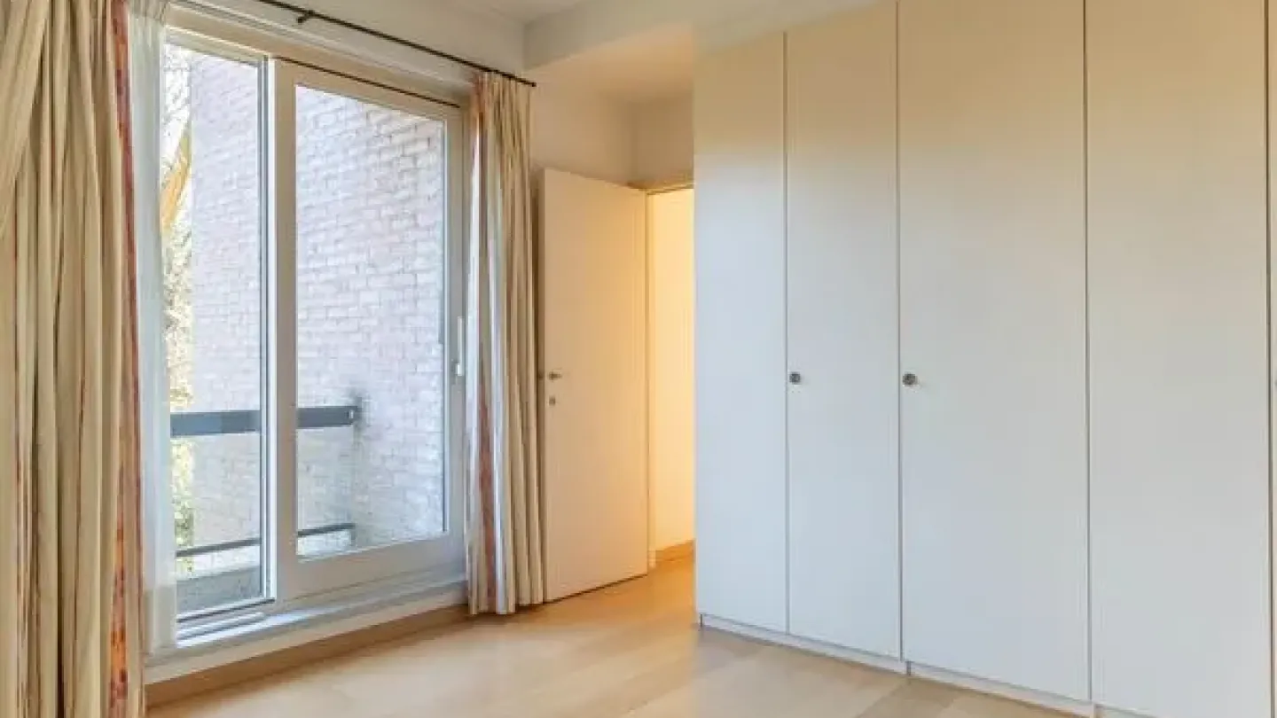 Spacious 3-Bedroom Apartment with Terrace in Quiet Ukkel Location - Image 4