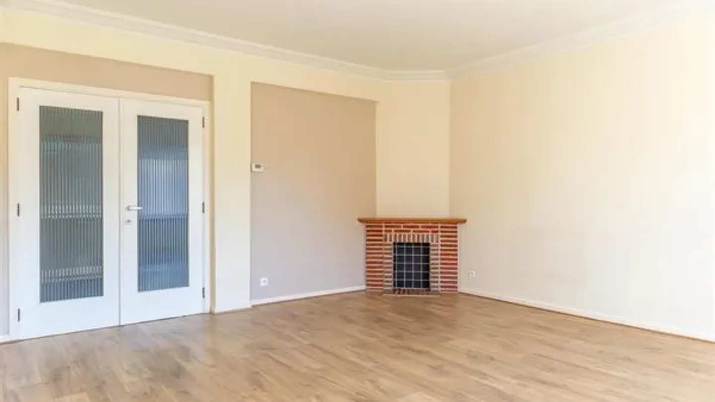 Spacious Apartment with Garage, Quiet Location Near Uccle Amenities - Image 3
