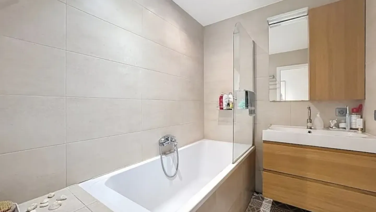 Bright 2-Bedroom Apartment with Terrace in Ixelles, Brussels - Image 3