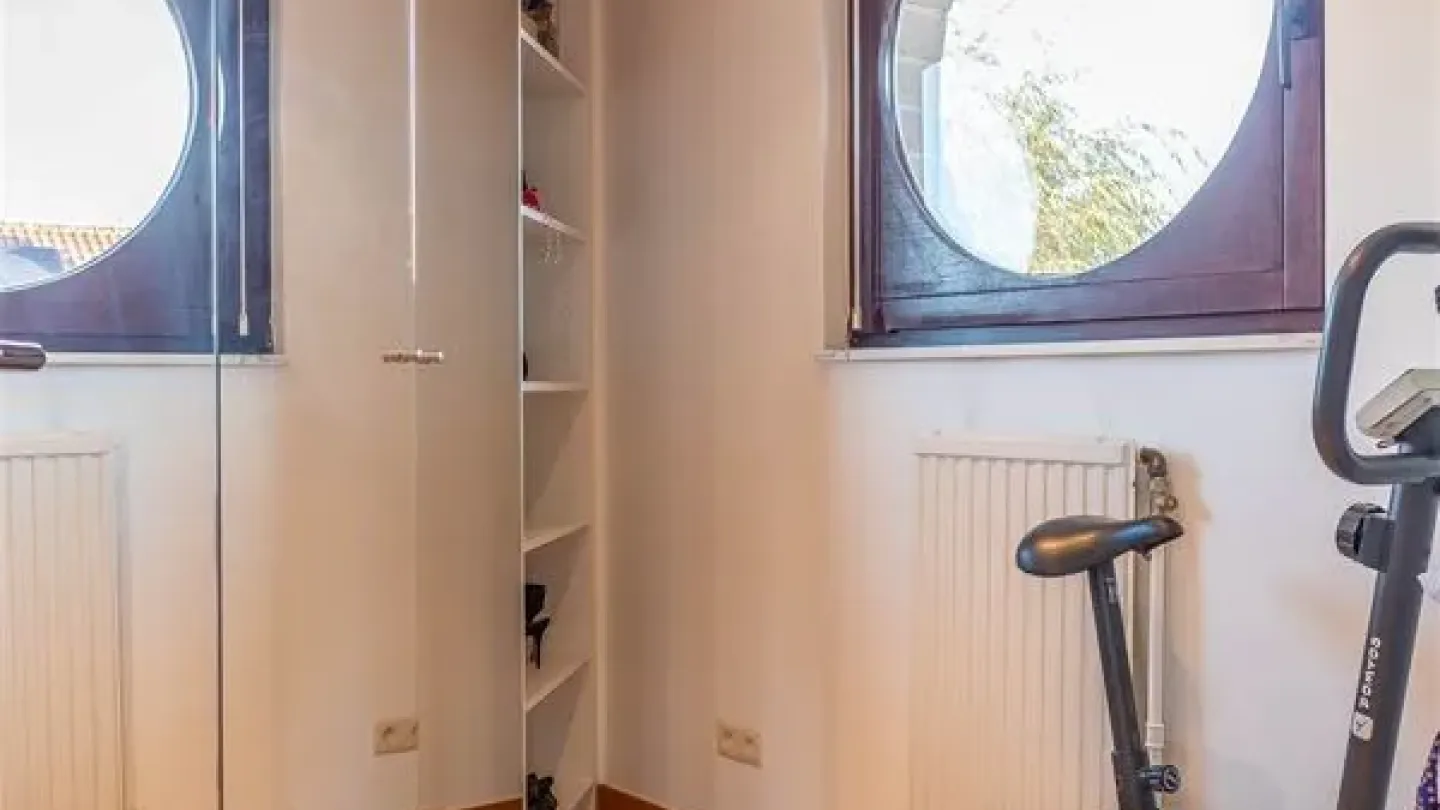 Spacious Villa with Unique Design in Sought-After Beersel Residential Area - Image 4