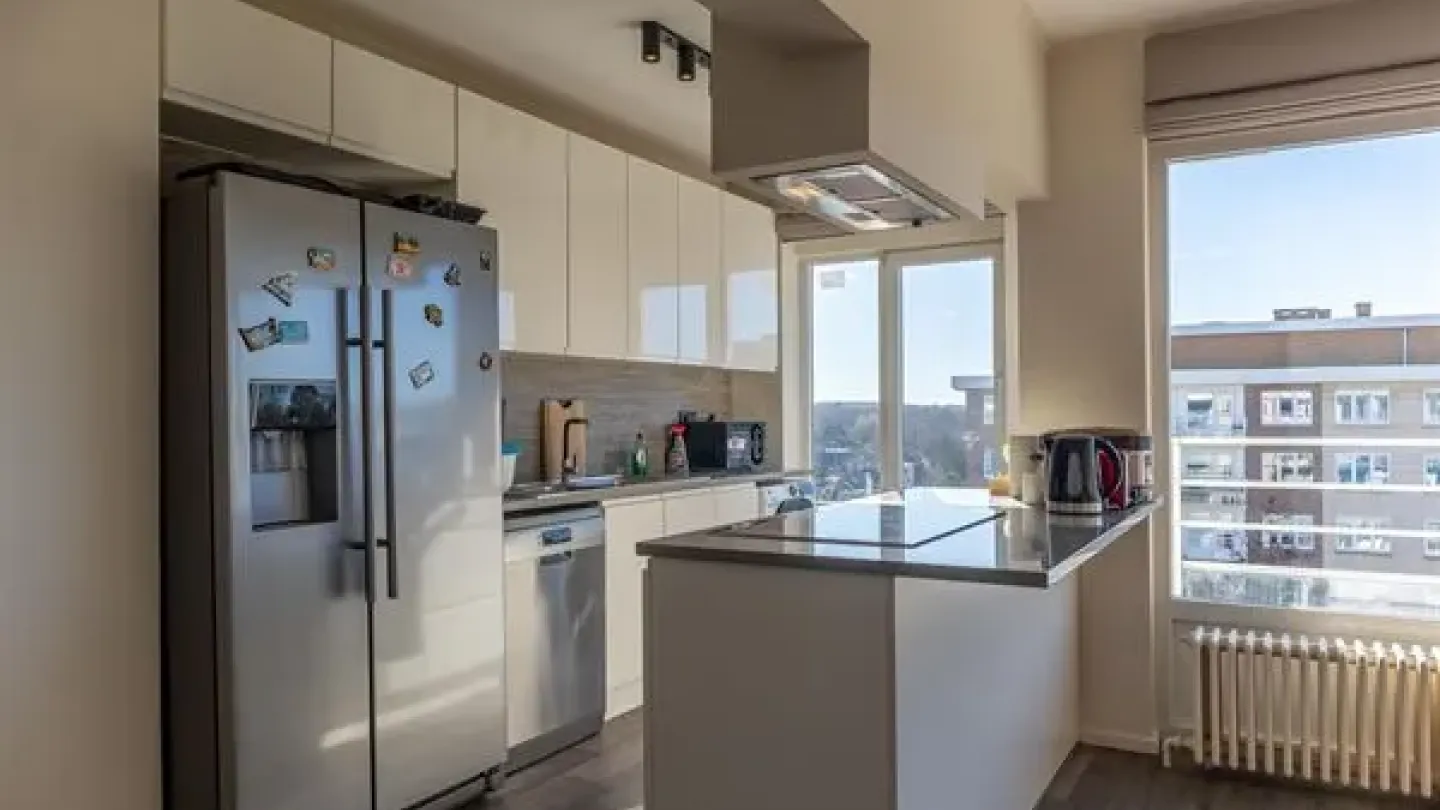 Bright 3-Bedroom Penthouse with Terraces & Parking in Ukkel - Image 3