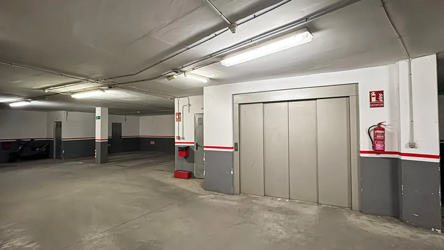 Spacious 3-Bedroom Apartment with Garage and Elevator in Viator - Image 1