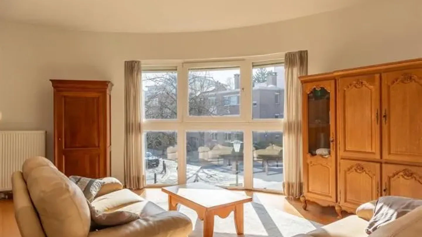 Spacious 4-Bedroom House with Rooftop & Parking in Ukkel - Image 5