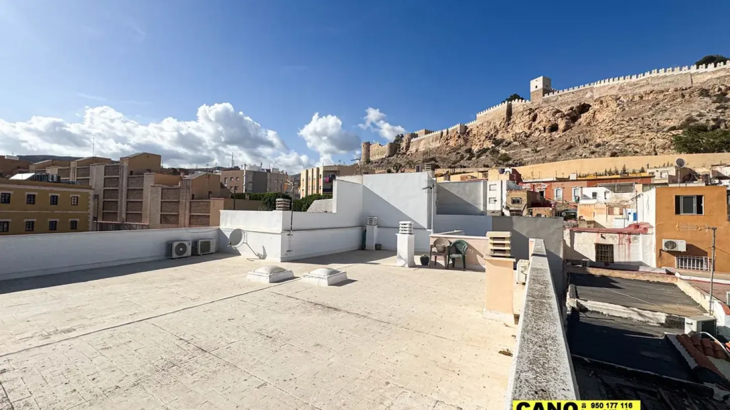 Spacious 4-Bedroom Apartment in Central Almería - Ready to Move In - Image 1