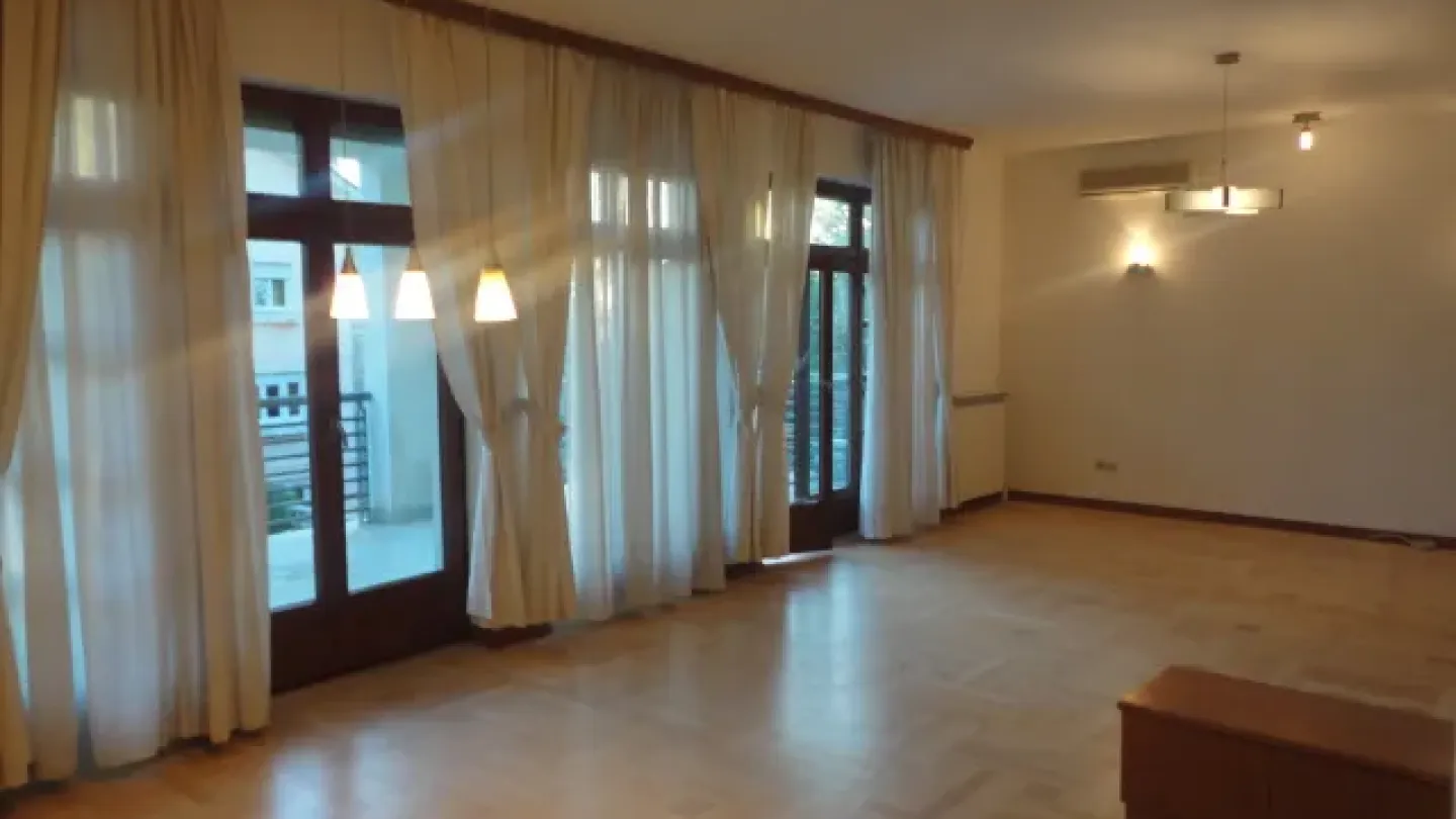 Spacious House with 5 Bedrooms Near Topčiderska Zvezda - Image 4