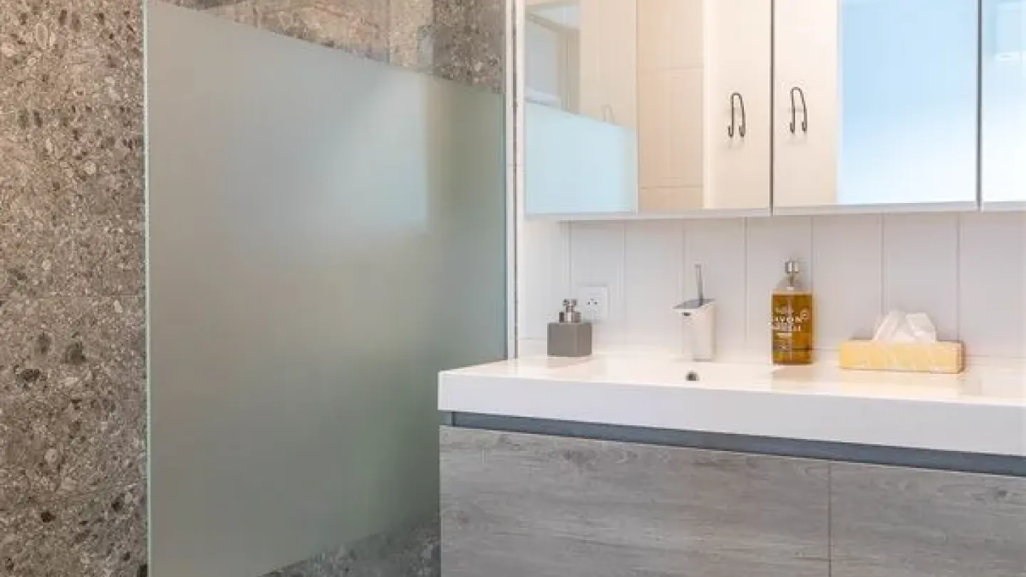 Spectacular Canal-Side Penthouse: 3 Min to Station, Stunning Views - Image 5