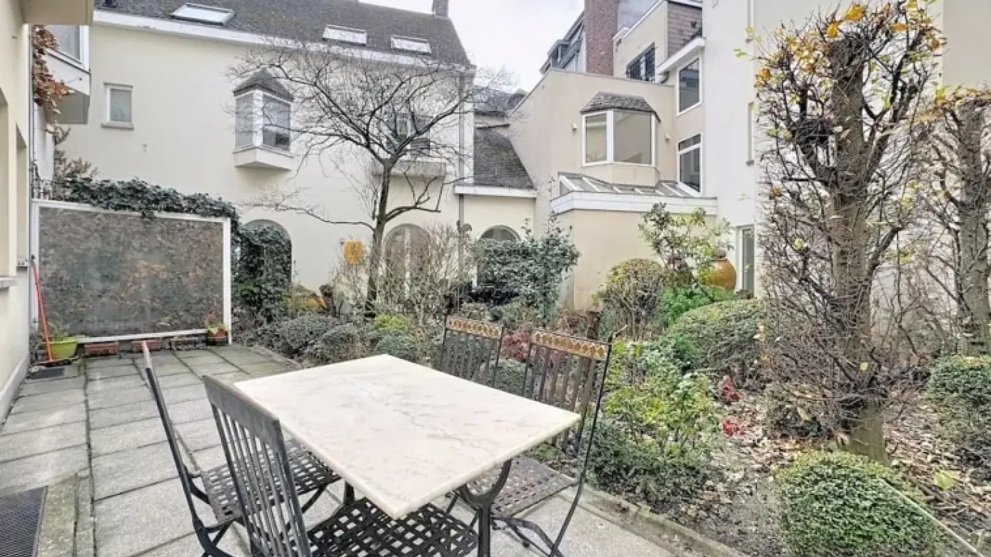 Spacious 3-Bedroom House with Outdoor Space in Brussels' Sablon - Image 3