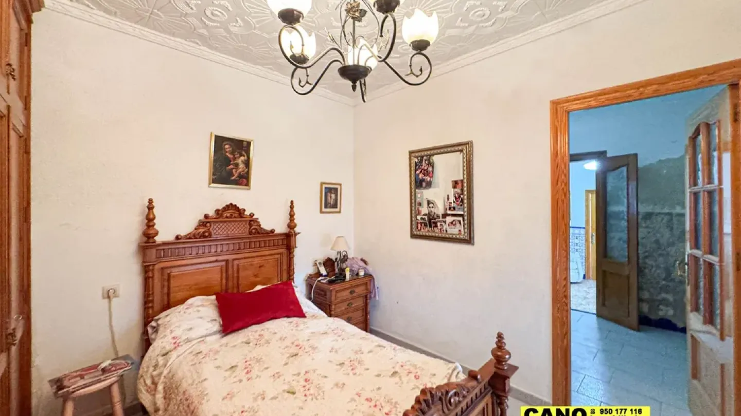 Spacious 4-Bedroom House in Viator with Porch and Garden for Sale - Image 2