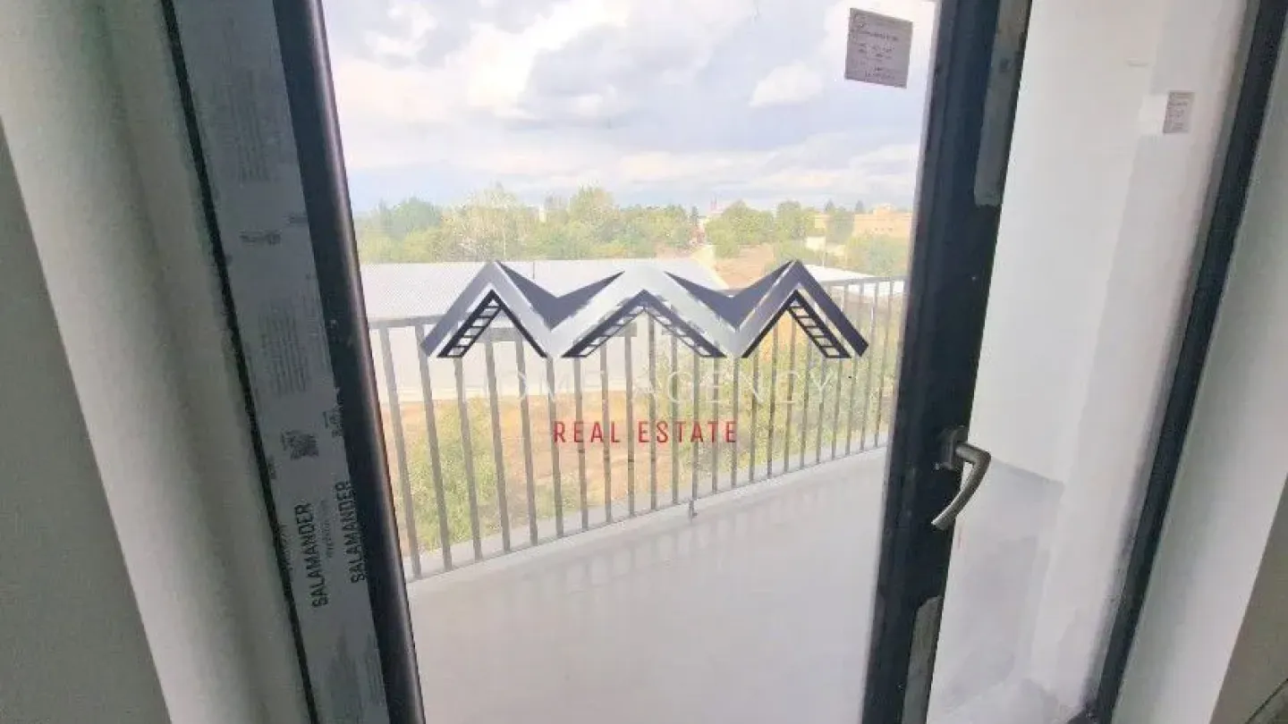 Spacious 1-Bedroom Apartment in New Otopeni Building with Parking - Image 4