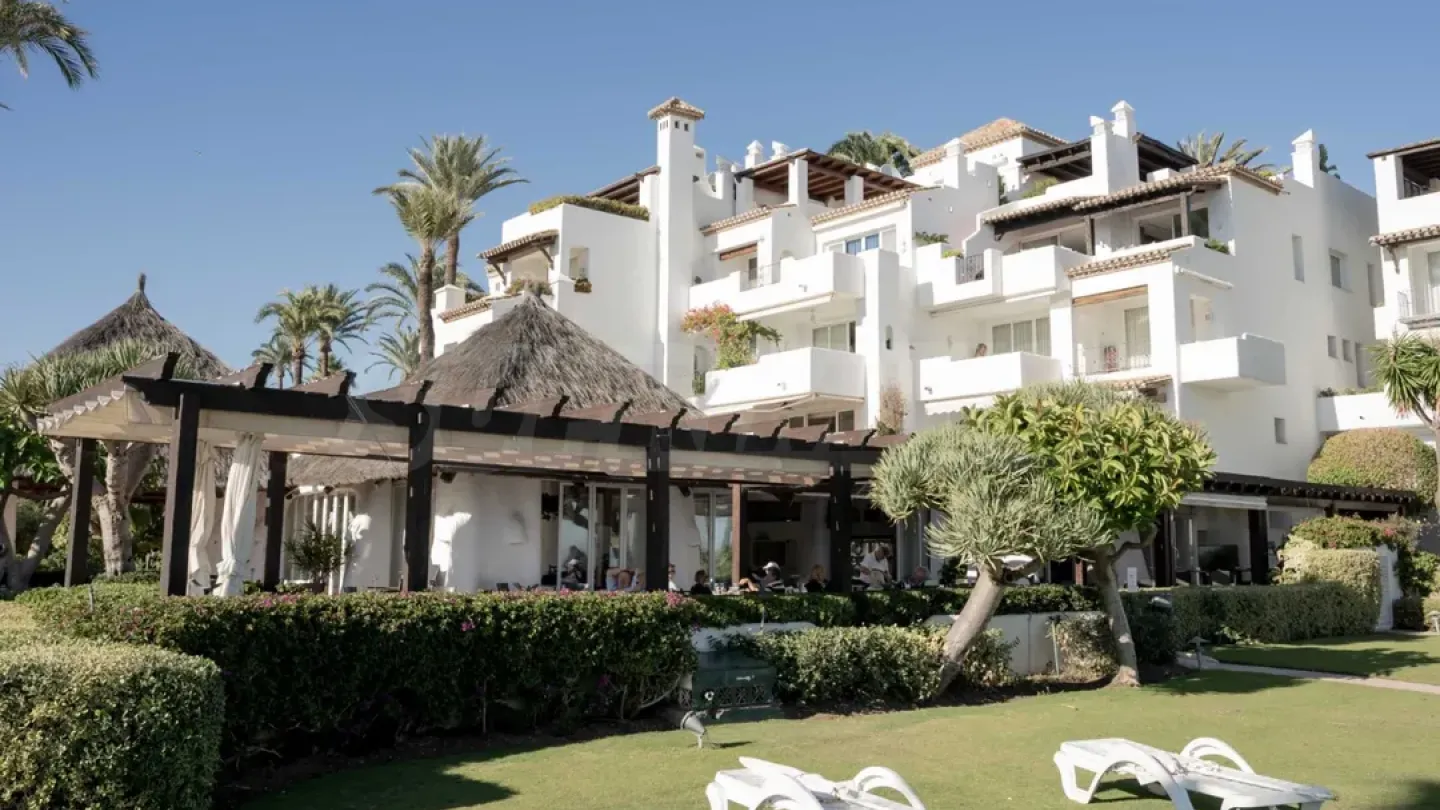 First-Line Beach Penthouse with Stunning Sea Views in Estepona - Image 5