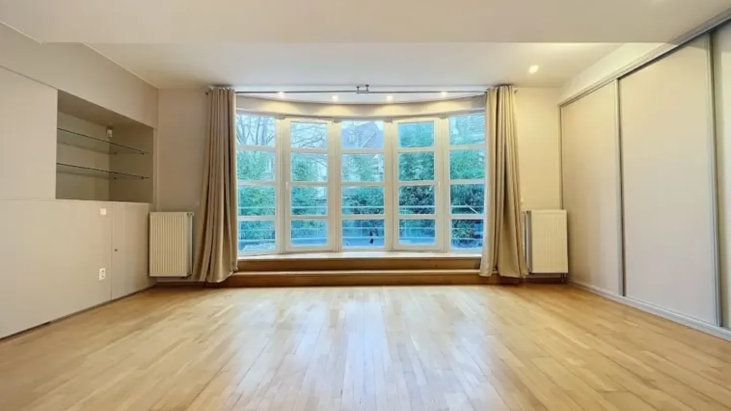 Spacious Brussels Triplex with Terraces – 4 Bedrooms, Central Location - Image 1