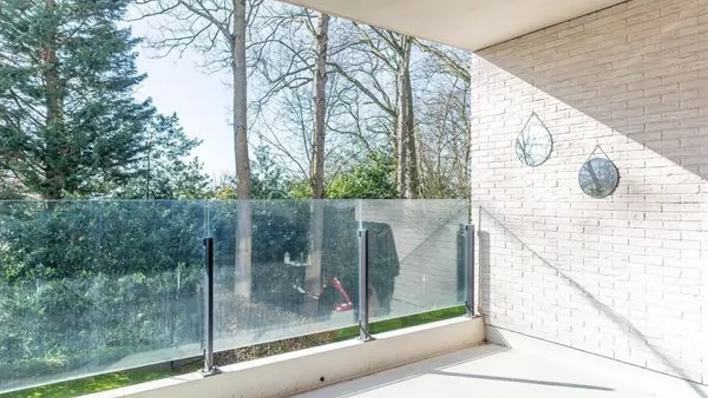 South-Facing Terrace, Parking & Modern Amenities in Ukkel Apartment - Image 3