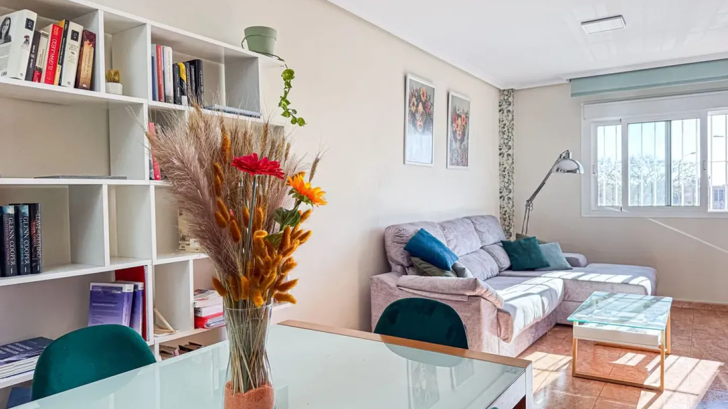 Spacious 3-Bedroom Apartment in Almería with Terrace & Garage - Image 1