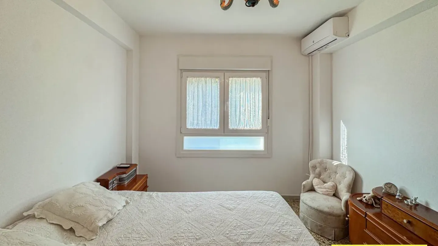 Bright 3-Bedroom Apartment with Terrace in Almería, Spain - Image 4