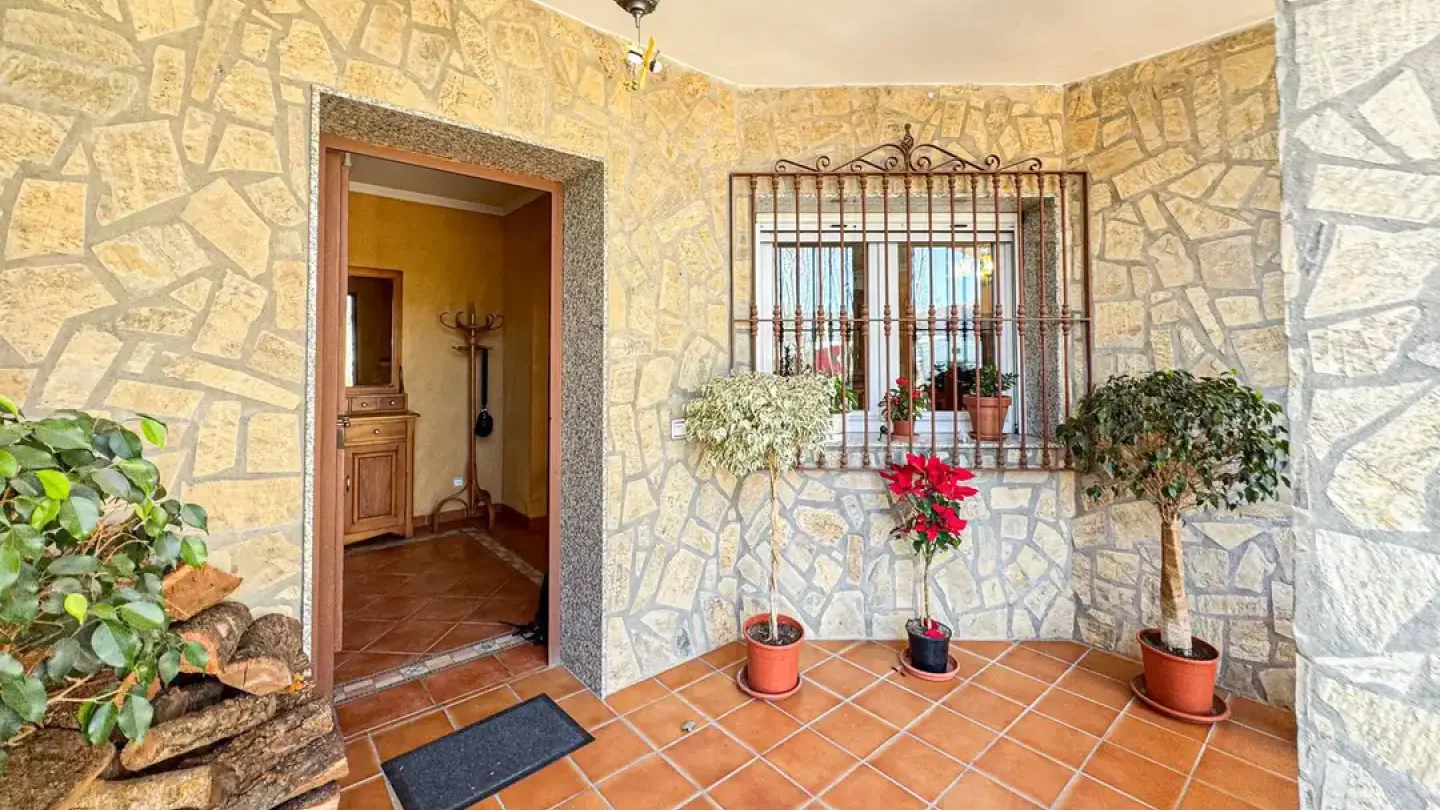 Spacious 4 Bedroom Chalet with Land in Tranquil Berja, Spain - Image 2