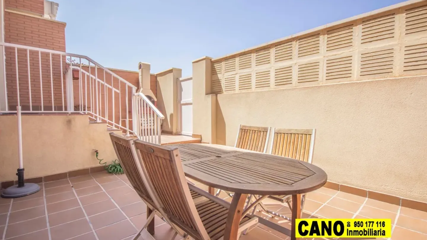 Spacious Triplex in Villablanca, Almería - 5 Bedrooms, 3 Bathrooms - Image 5