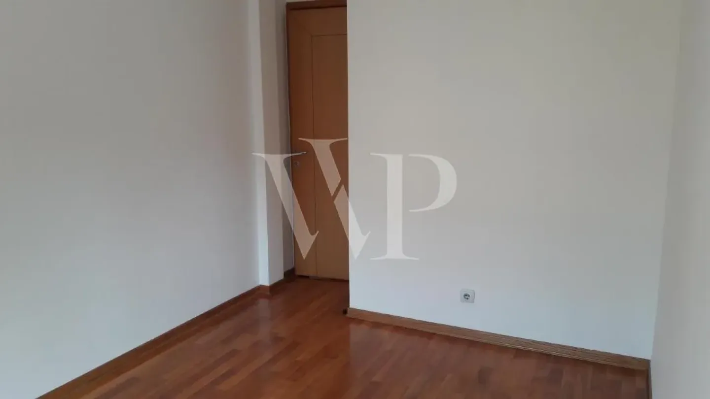 Spacious 3BR Apartment with Garage in Belgrade's Vračar District - Image 2