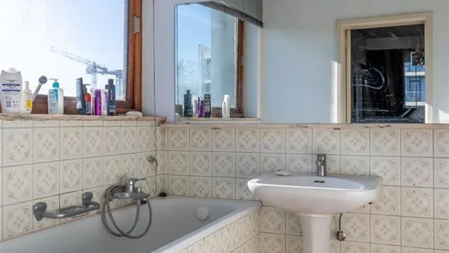 Spacious Corner Apartment with Terraces and Garage Near Calvoet Station - Image 5