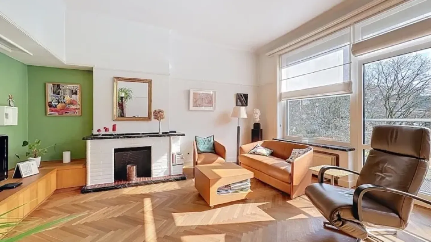 Spacious Duplex Penthouse with Terrace in Prime Brussels Location - Image 4