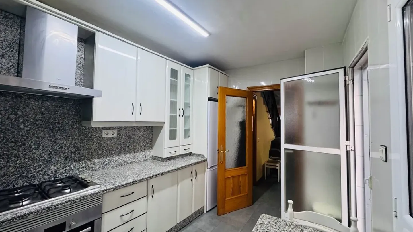 Spacious 3-Bedroom House with Elevator in Almería, Spain - Image 2