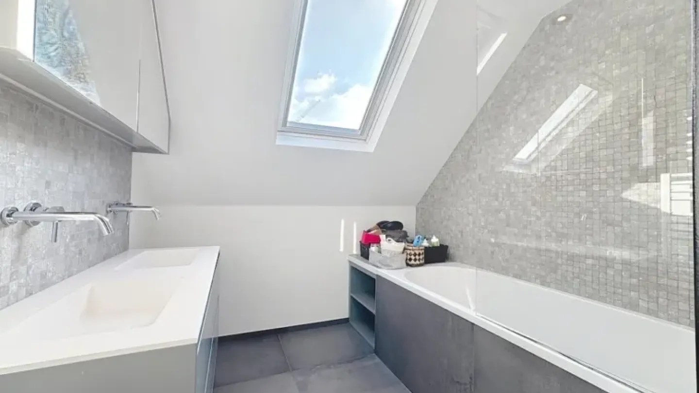 Spacious 4-Bedroom House with Garage in Prime Uccle Location - Image 1