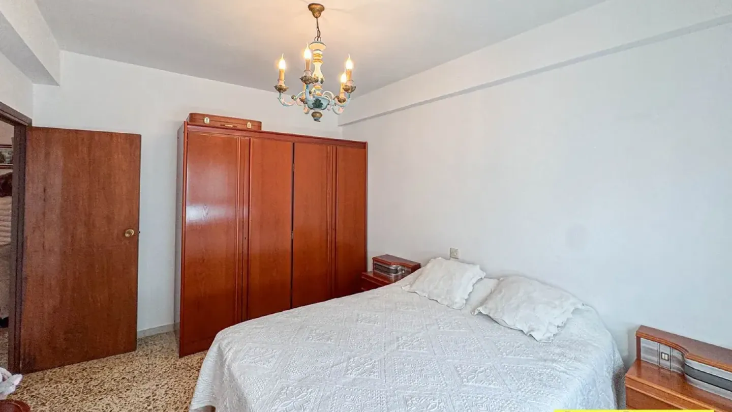 Bright 3-Bedroom Apartment with Terrace in Almería, Spain - Image 1