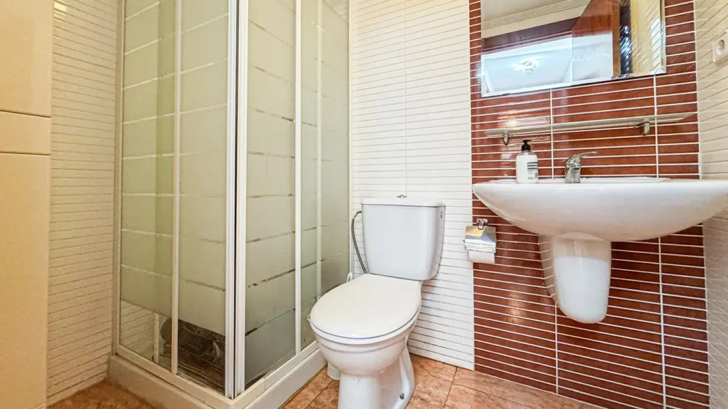 Spacious 3-Bedroom Apartment in Almería with Terrace & Garage - Image 4