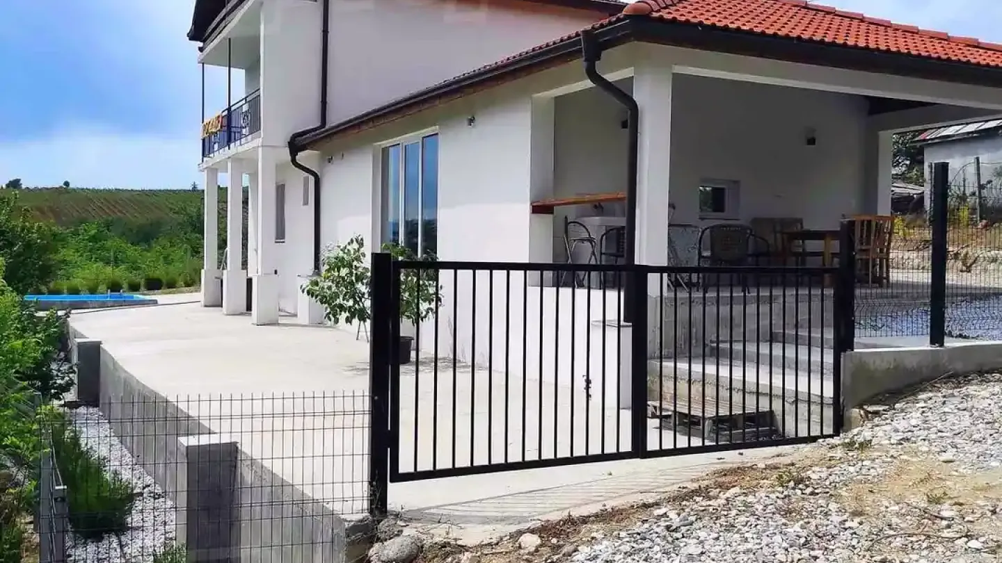 Charming Fully Furnished House Near Melnik with Stunning Views - Image 5