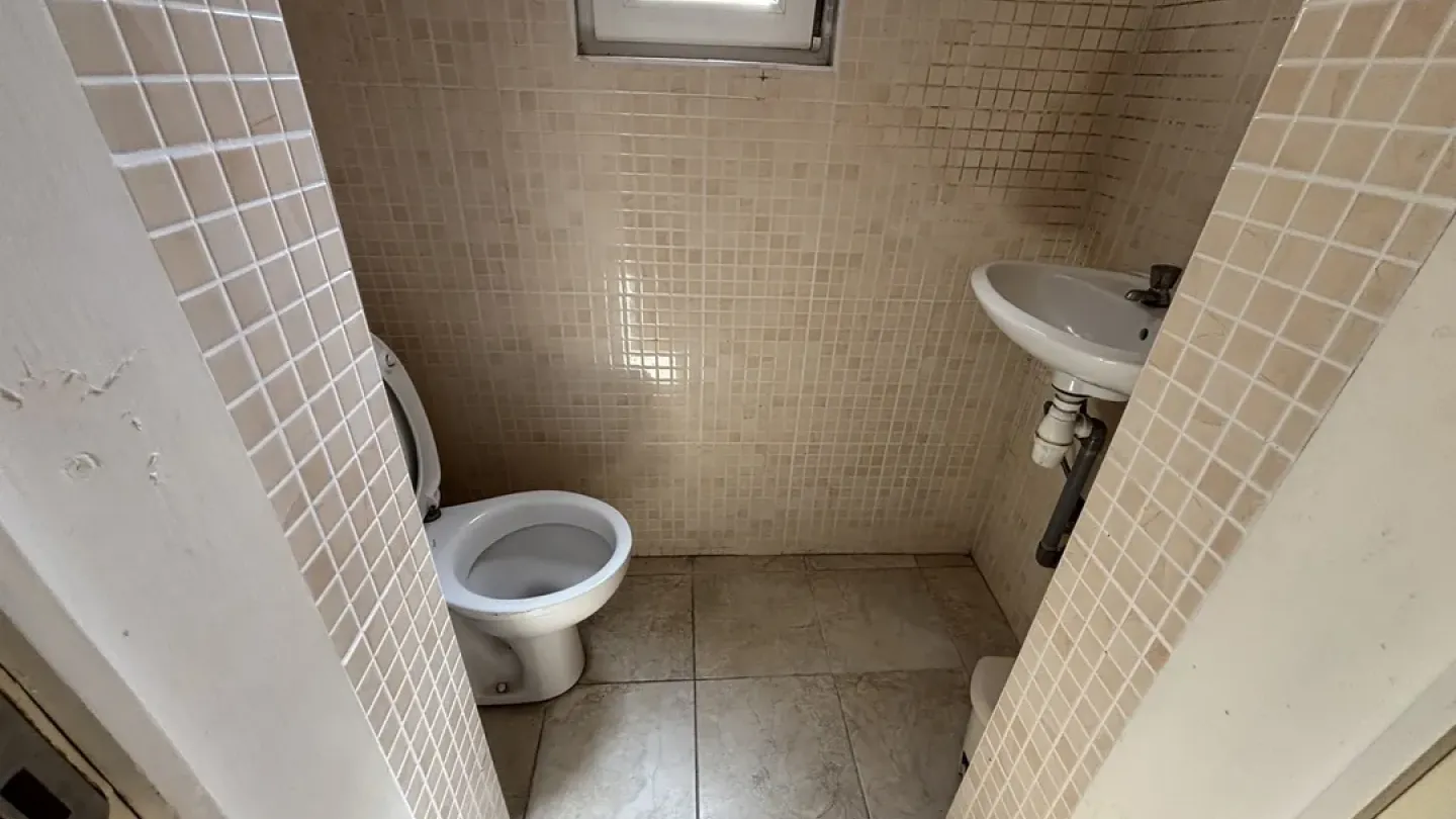 Spacious 4-Bedroom Apartment in Brussels with Historic Charm - Image 4